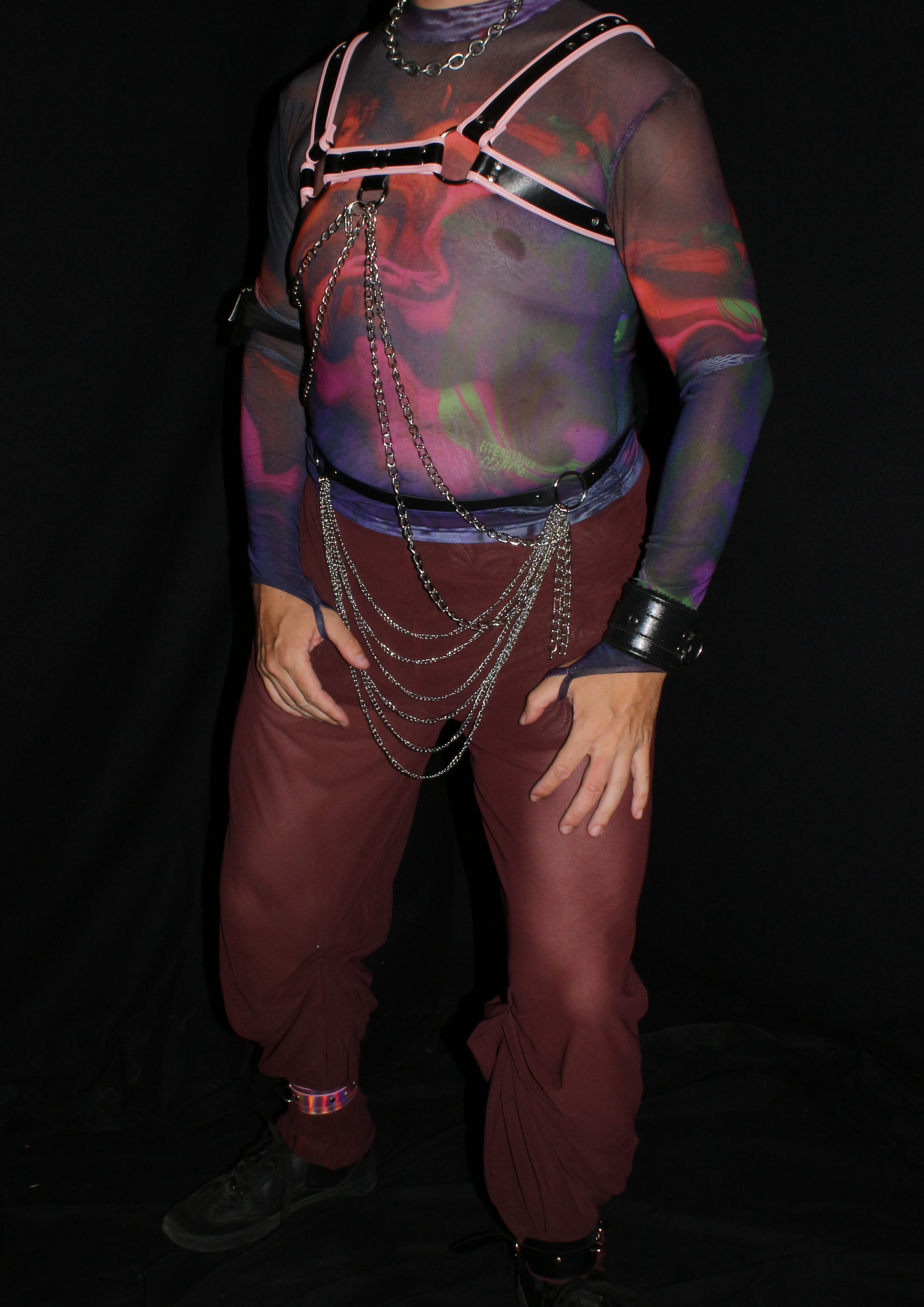 Kinky Outfit mit Harness, Netzoberteil und Ketten