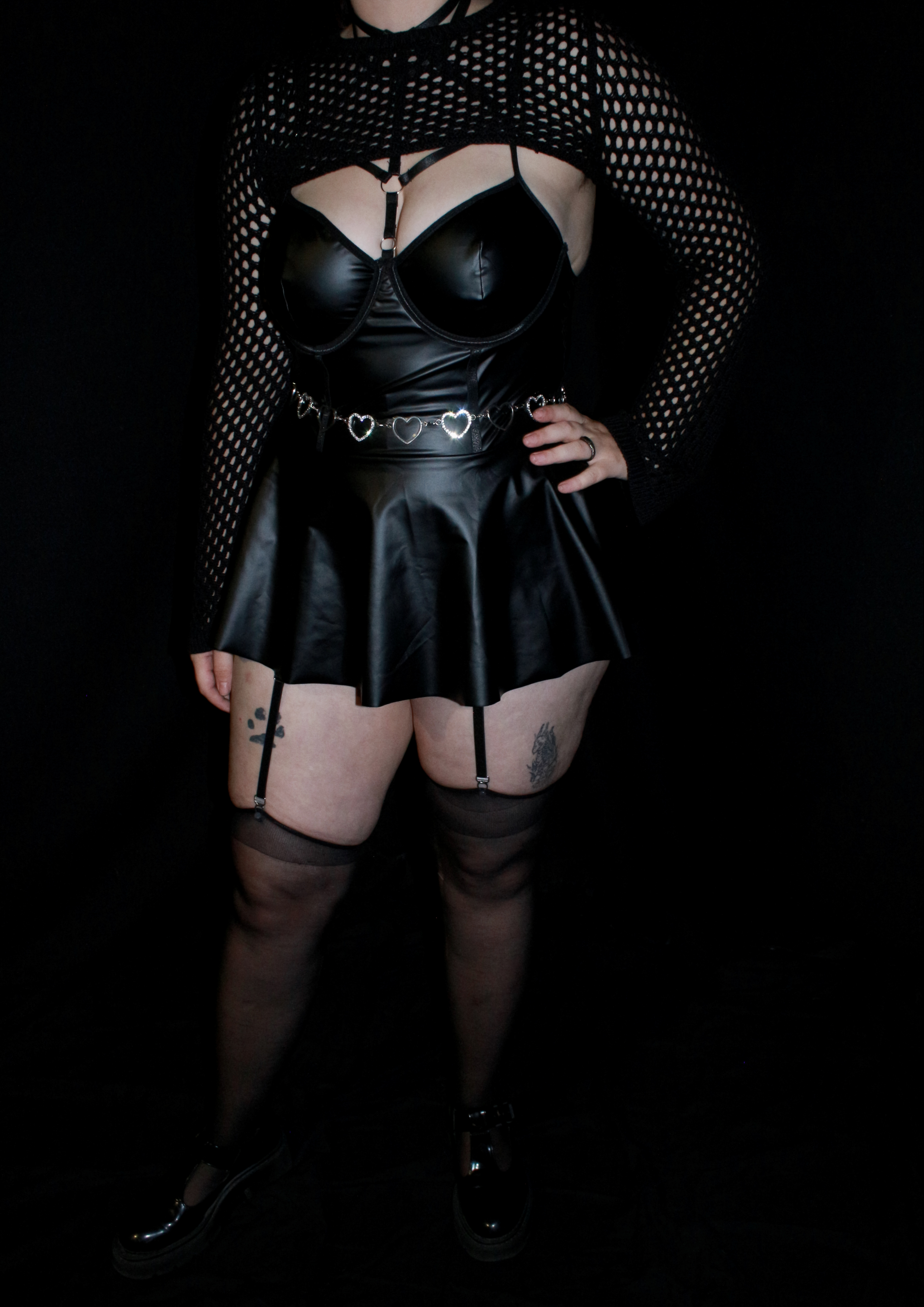 Schwarzes Outfit mit Netz, Harness und Lederrock