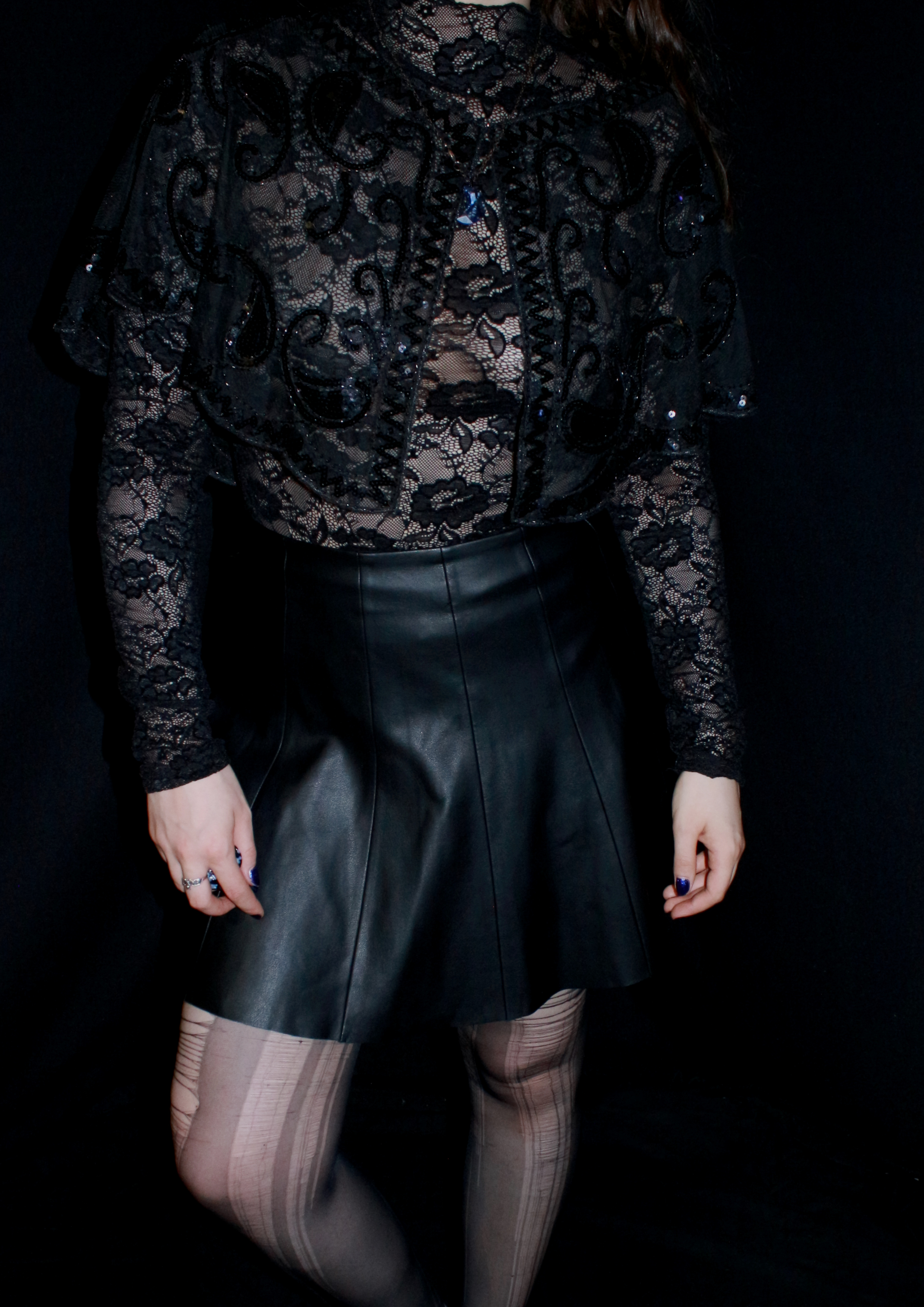 Schwarzer Spitzen- und Lederlook mit Rock