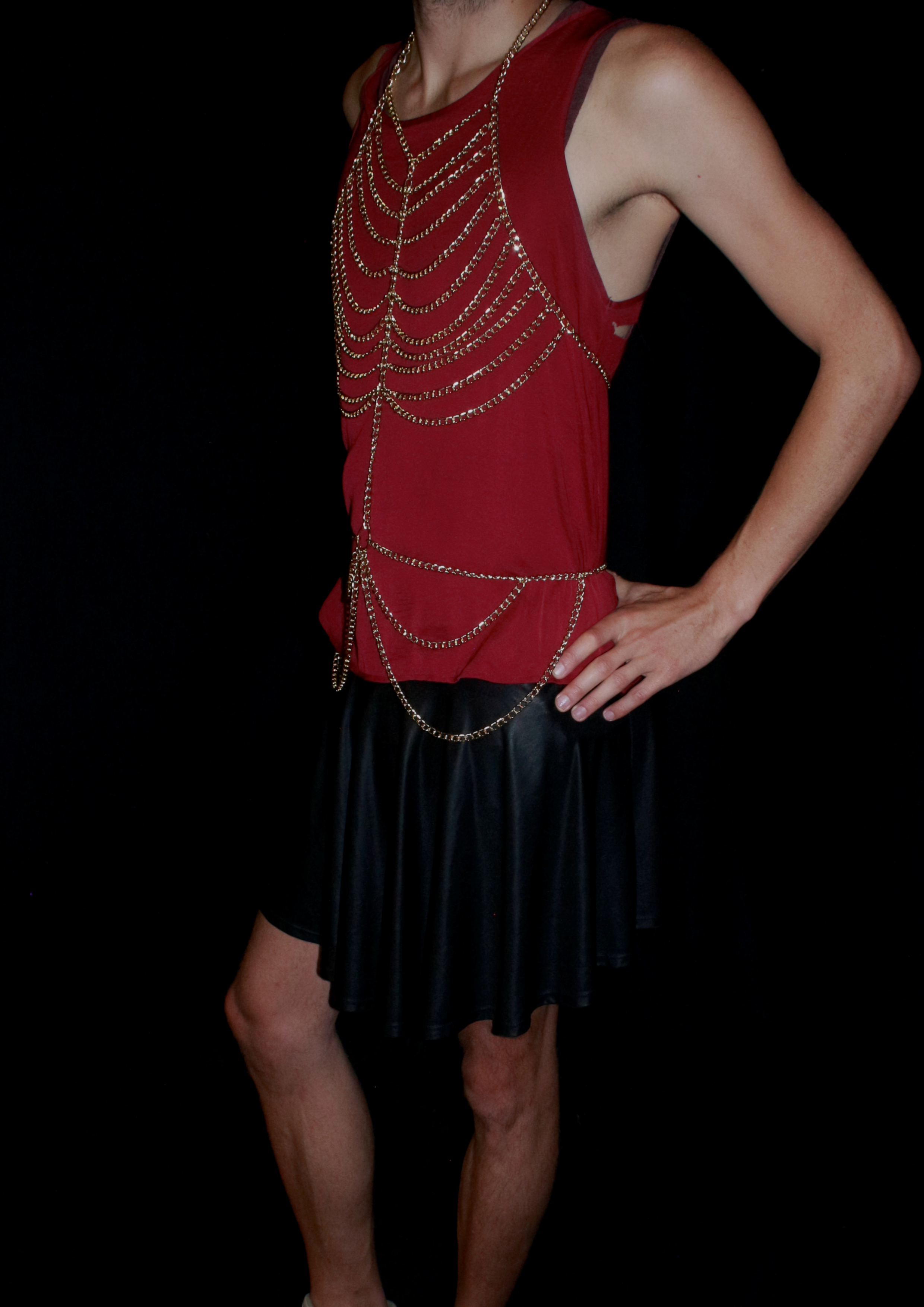 Rotes Oberteil mit Ketten und schwarzem Rock